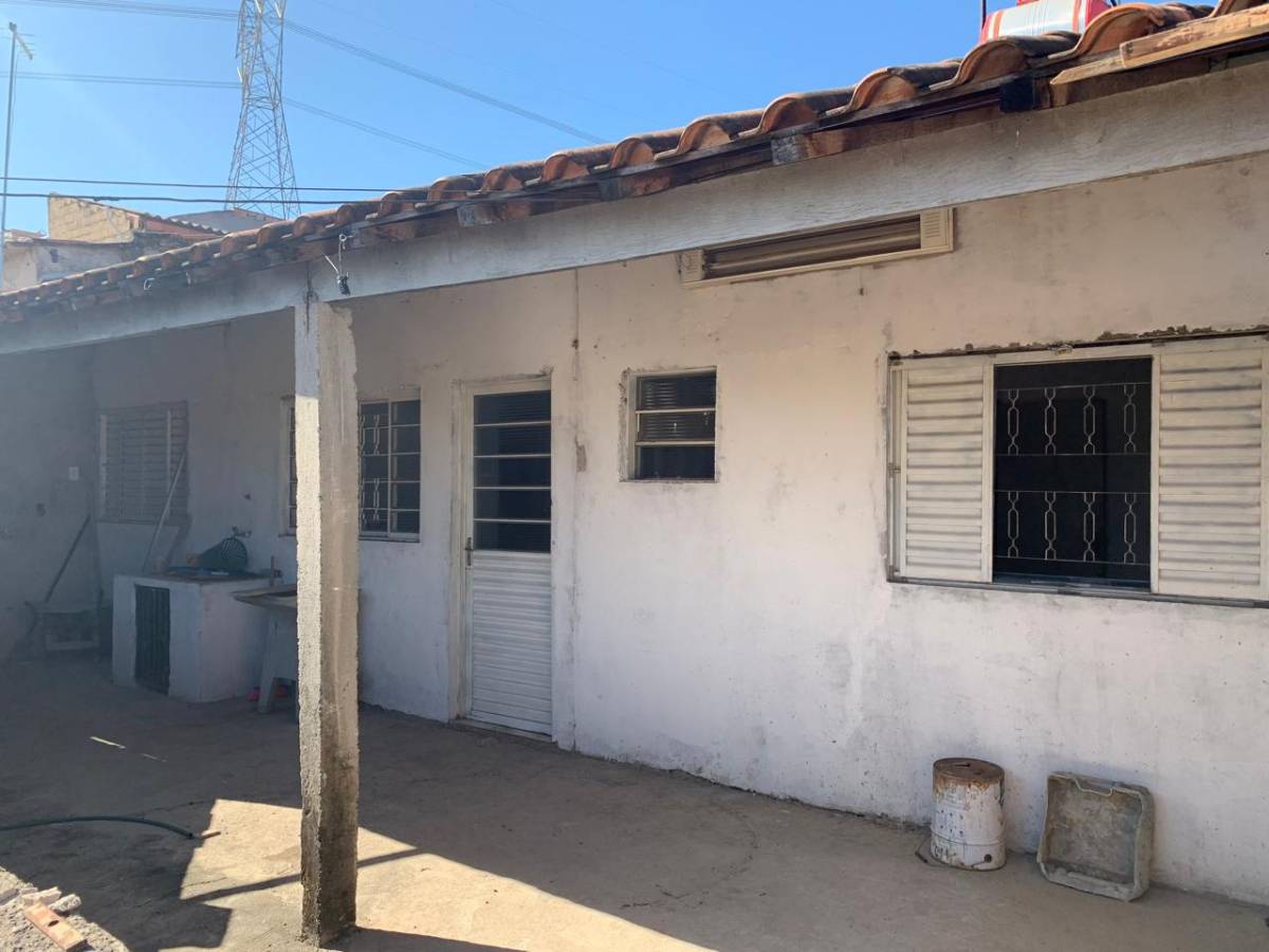 Casa à venda com 2 quartos, 250m² - Foto 1